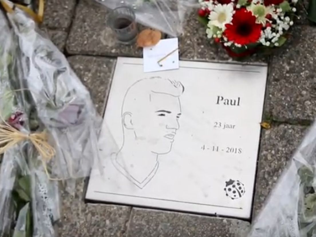 De gedenksteen voor Paul Pluijmert aan de Nieuwe Prinsenkade in Breda.