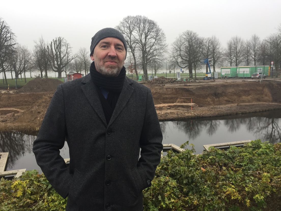 Gorcummer Marcel Klijn met op de achtergrond de opgraving