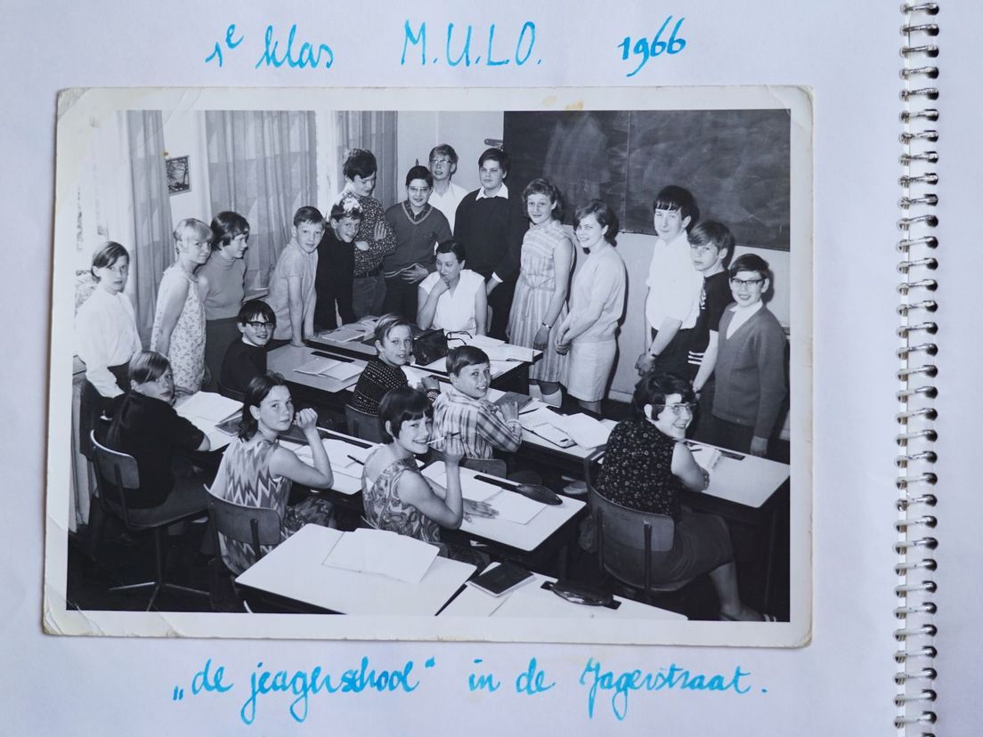 Loes Luca (uiterst links) in de eerste klas van de mulo.