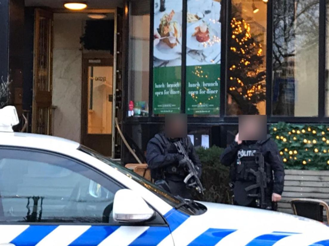 Zwaarbewapende agenten bij het Rotterdamse gebouw