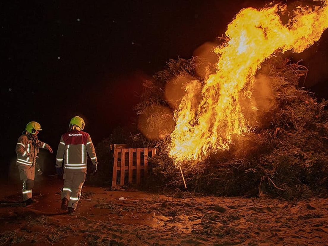 Een eerdere kerstboomverbranding, toen in Oostvoorne.