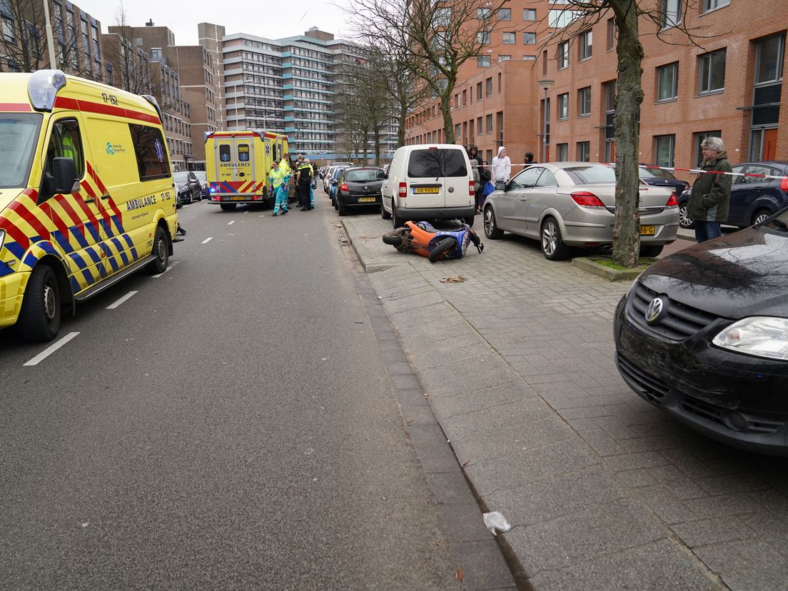 Op de Dordtsestraatweg   in  Rotterdam-Zuid werd een scooterrijder geschept