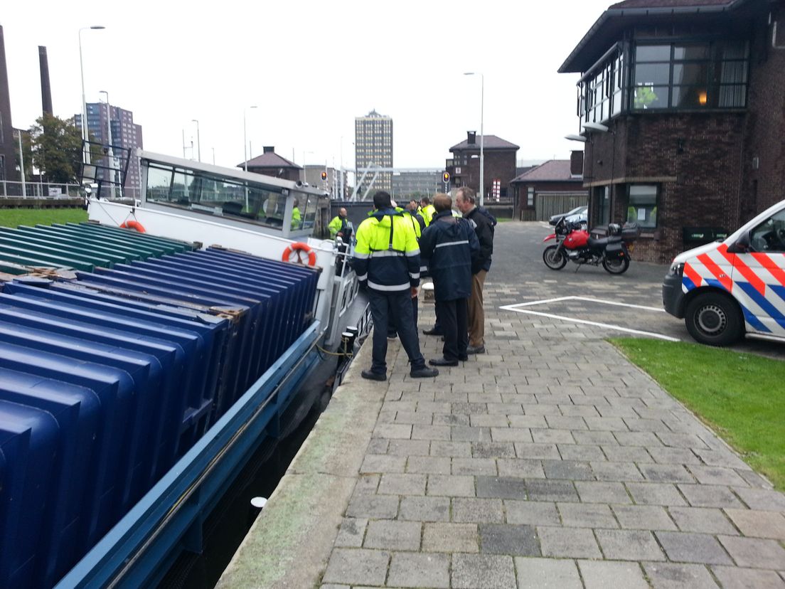 Scheef schip in Parksluizen Rotterdam