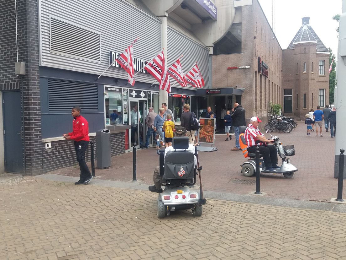 Spartasupporters genieten van rentree in Eredivisie