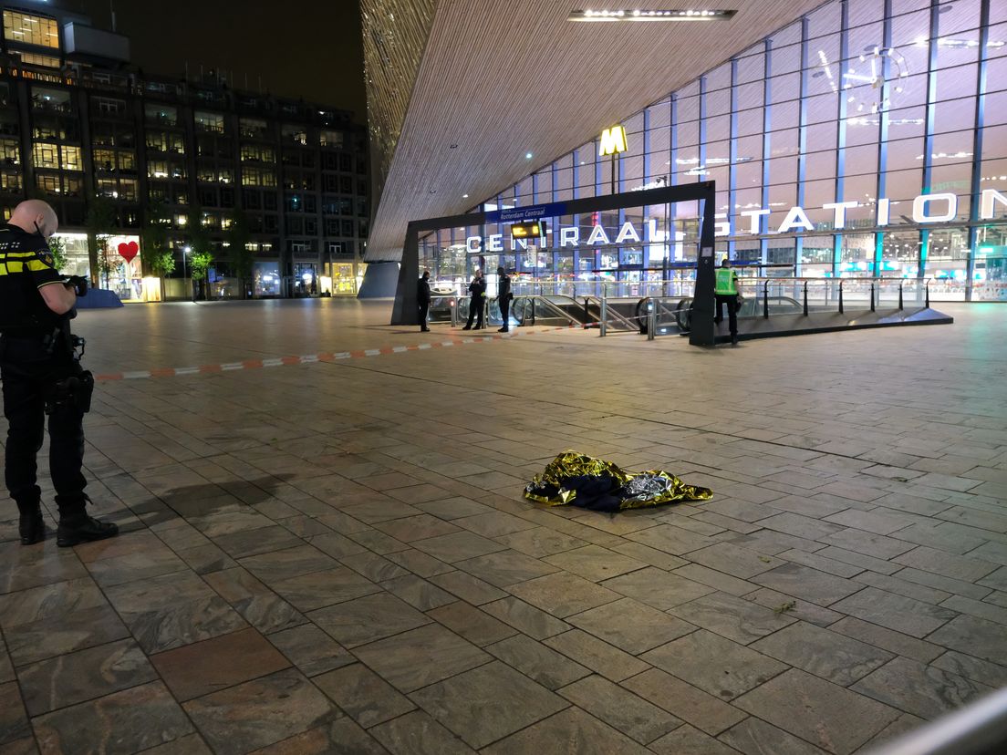 De politie doet onderzoek op het plein voor Centraal Station Rotterdam na het steekincident.