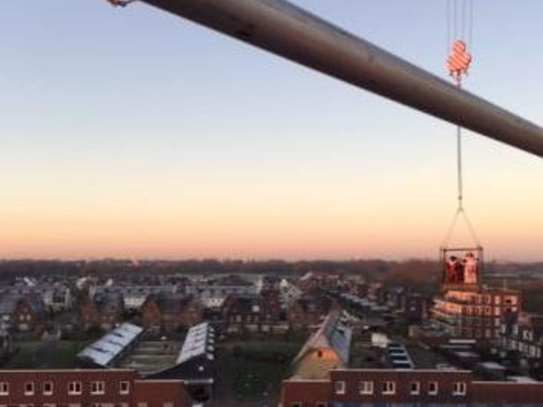 Sint en Piet, onderweg naar het schoolplein