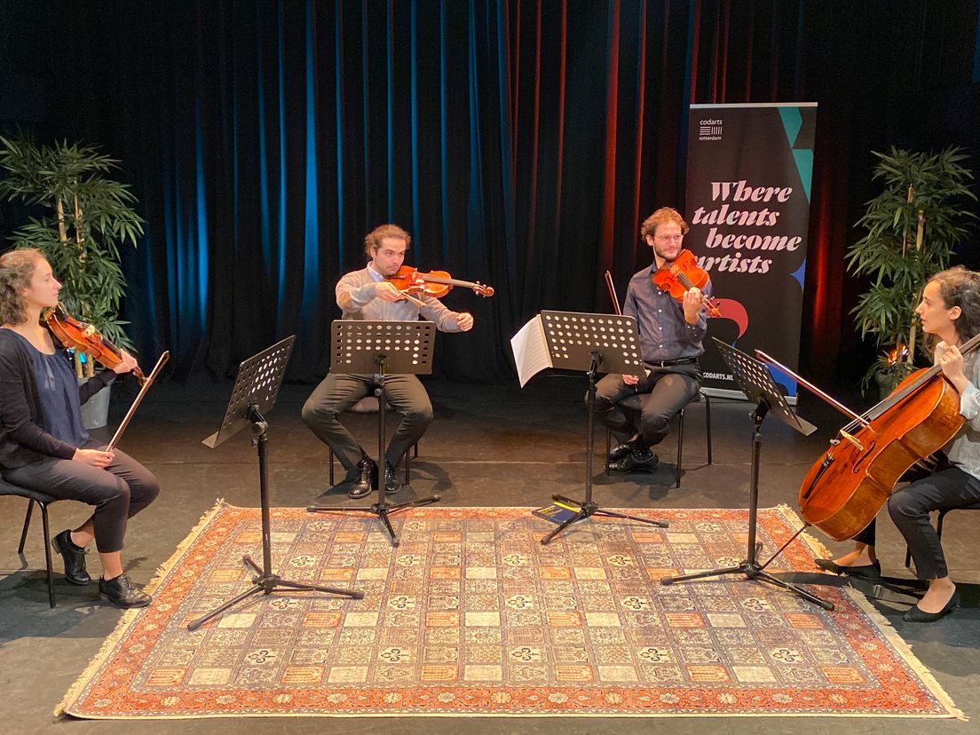 Studenten van het conservatorium Codarts repeteren op het podium van theater 't Kapelletje