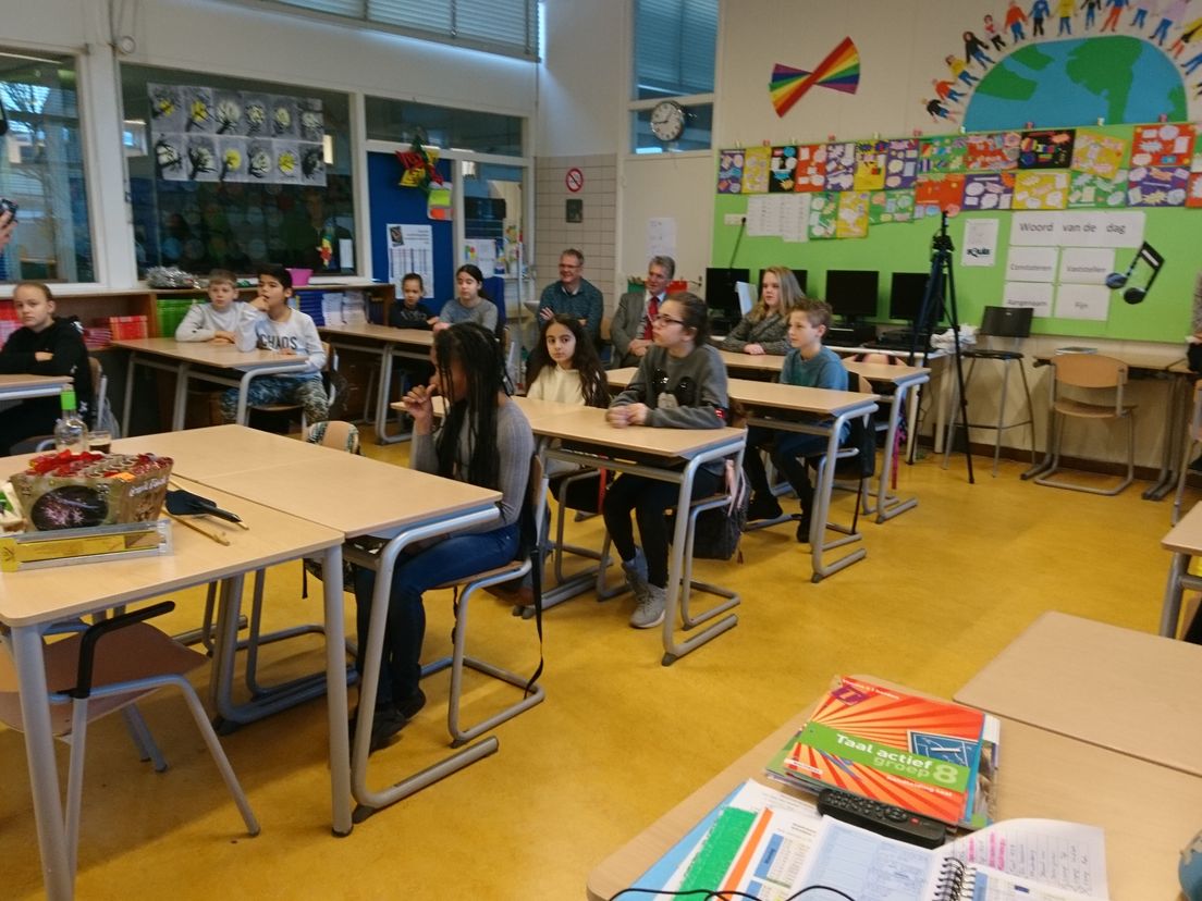 Kinderen van basisschool De Regenboog luisteren aandachtig naar de brandweer van Maassluis