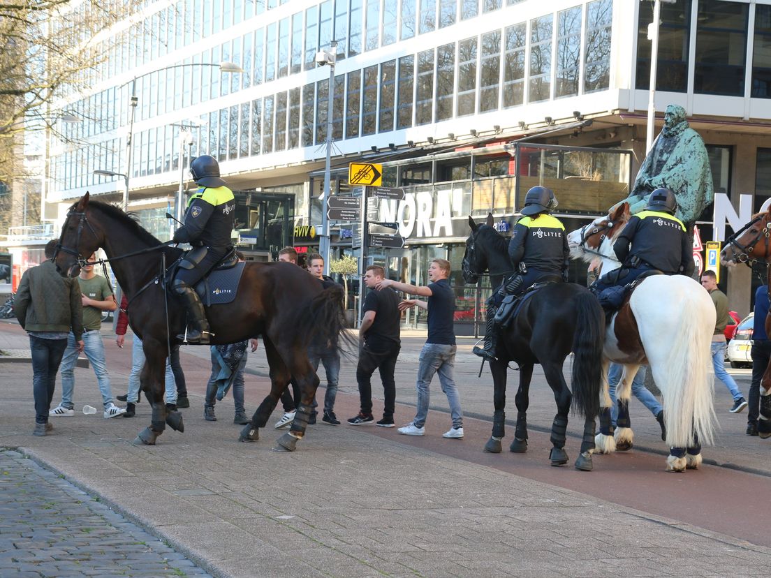 Politie te paard  en supporters op de Coolsingel ter hoogte van het stadhuis