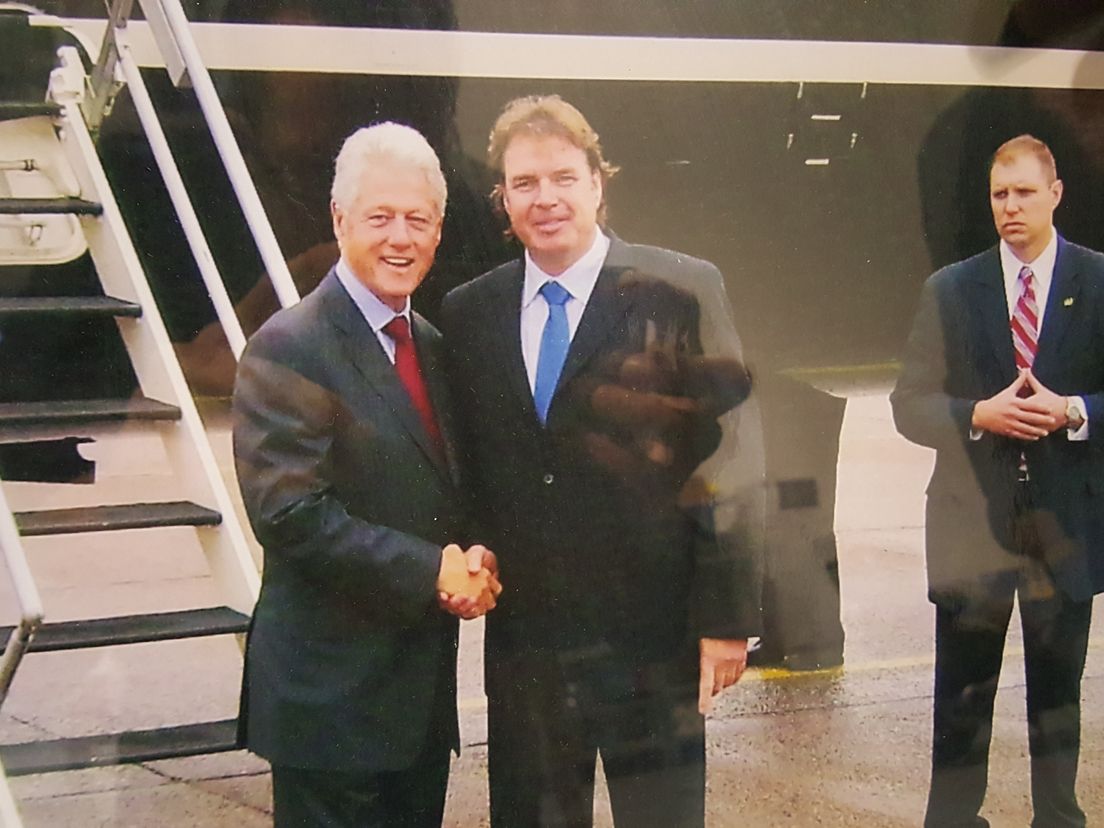 Directeur Bart van Leijden van ETS met Bill Clinton in 2007