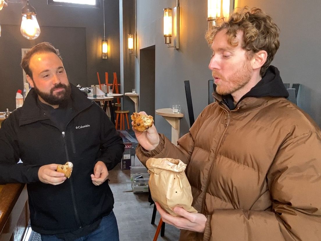 Frankie (r) eet met chef Jasper (l) een oliebol