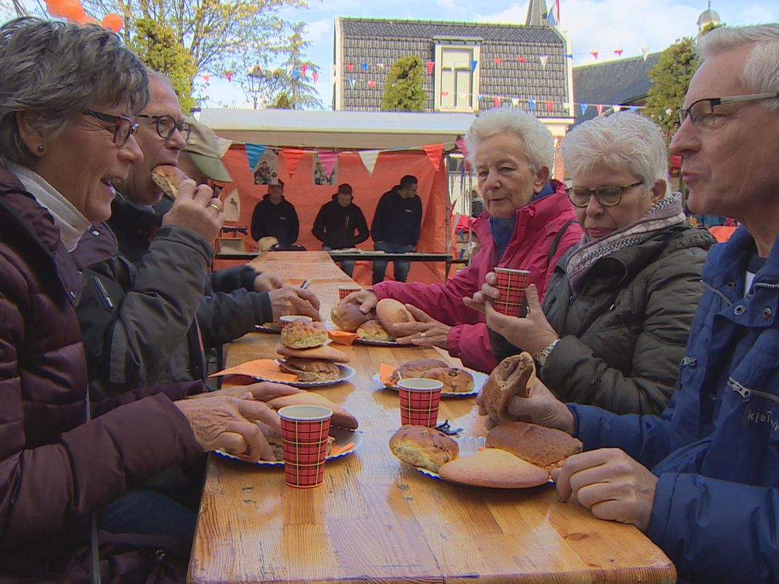 Honderden Bleiswijkers aten mee met het Koningsdagontbijt