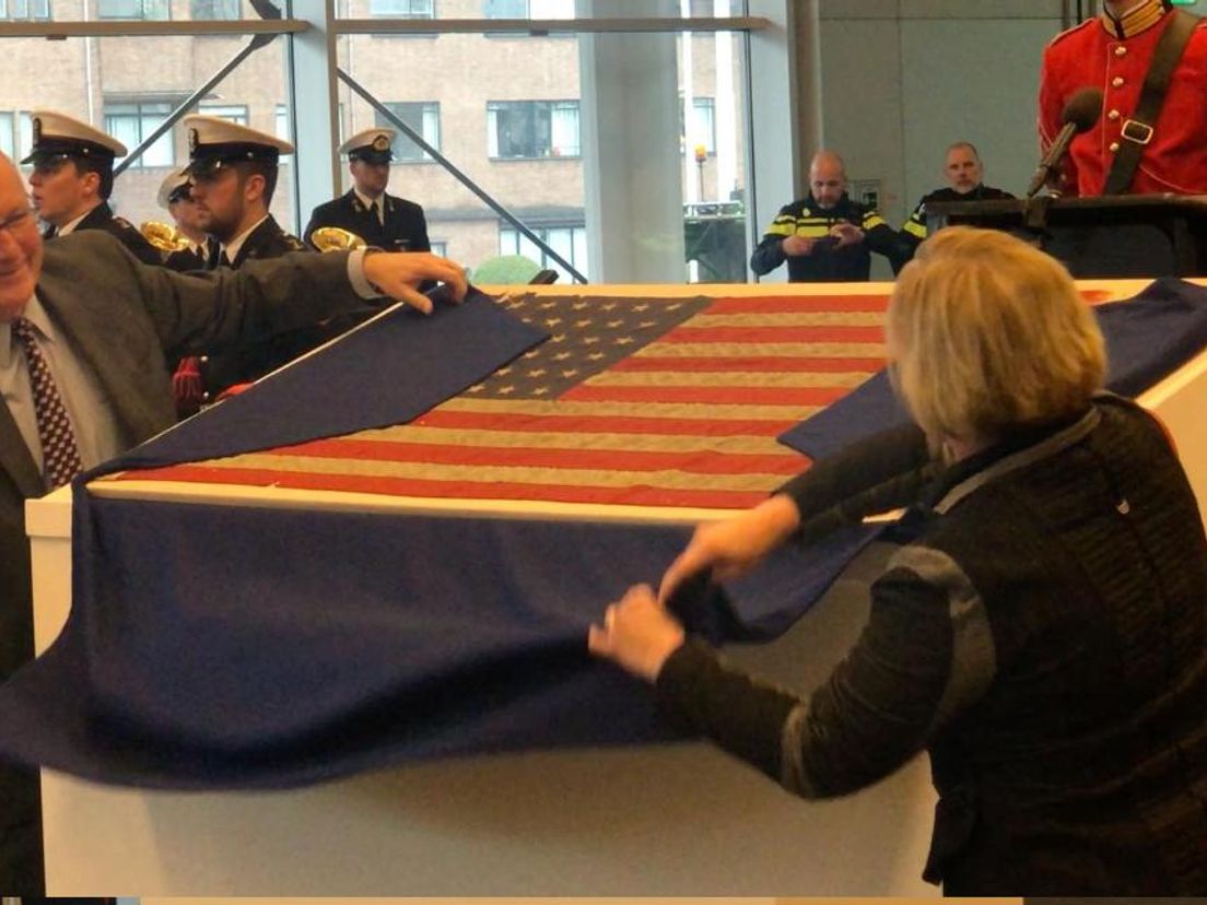 Pete Hoekstra en Ank Bijleveld onthullen de vlag
