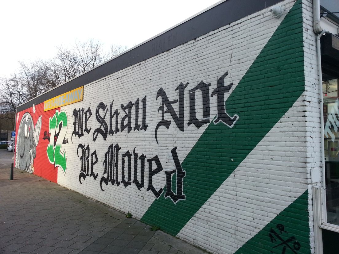 Rechtergraffiti bij Café the Hide Away