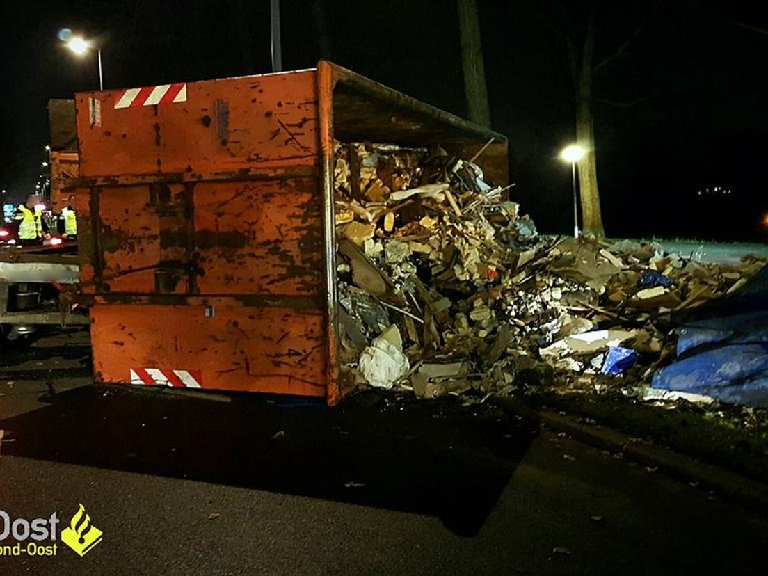Gekantelde container op de Capelseweg zorgt voor hinder