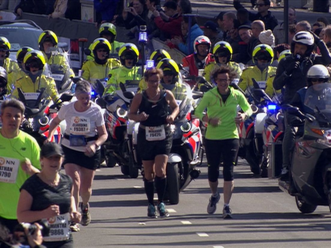Miranda Hendriks (midden) nadert de finish, zij was de laatste loper in 2015