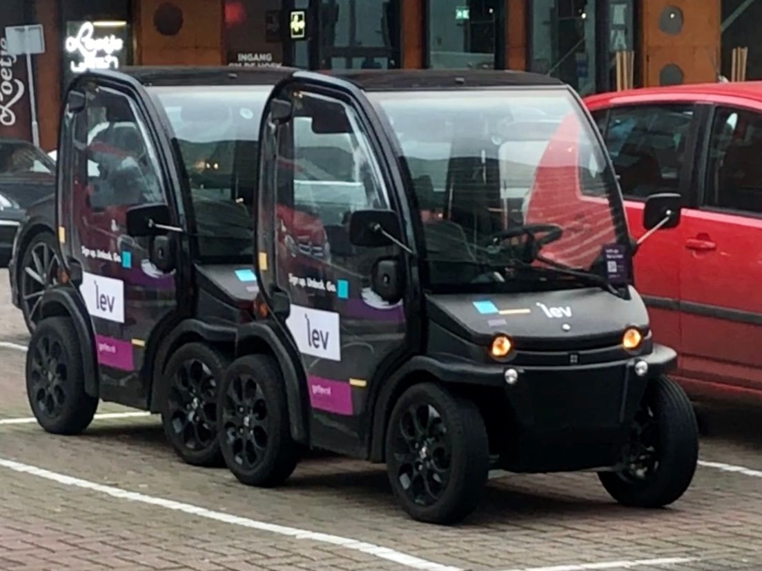 Elektrische deelautootjes van LEV mogen voorlopig in Rotterdam blijven