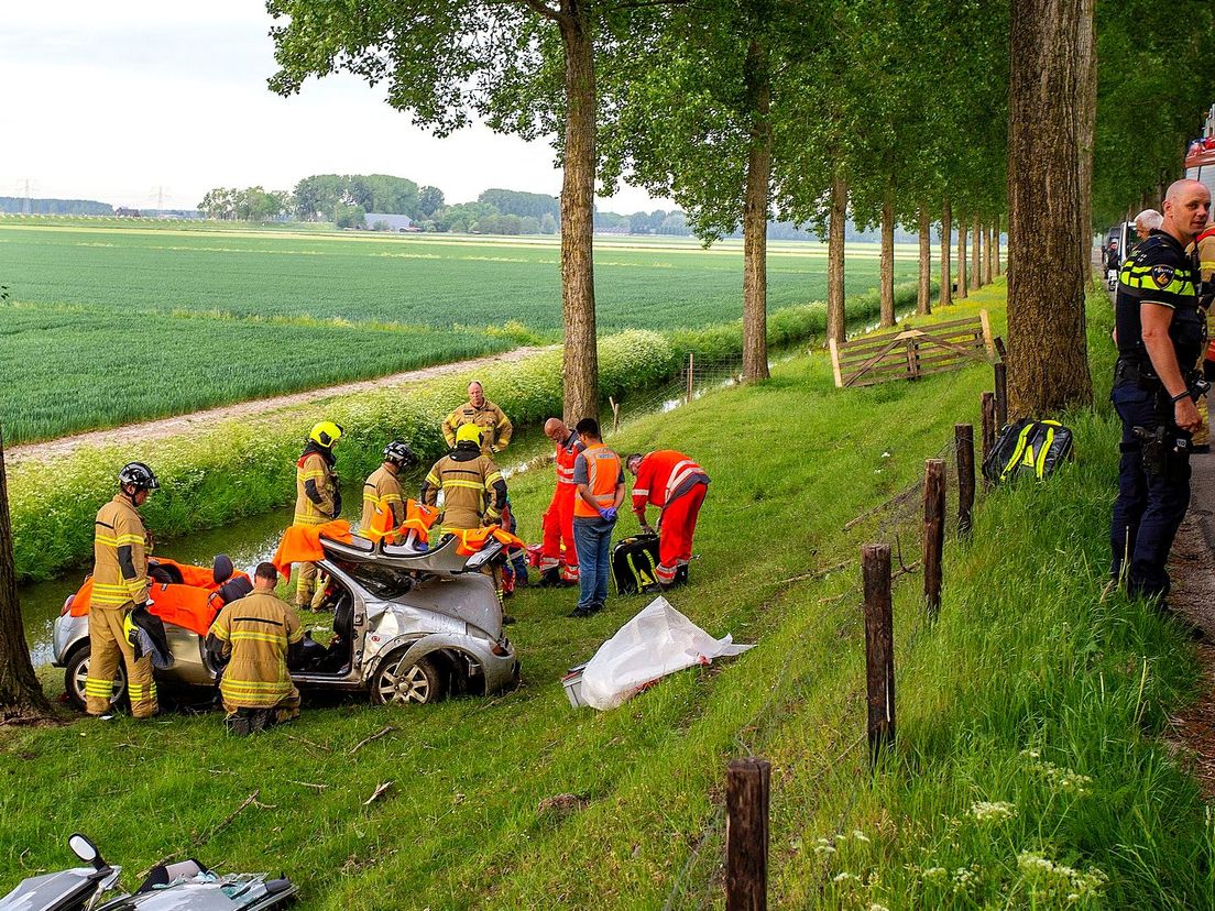 Op de Zuiderdijk in Dordrecht vloog een auto over de kop