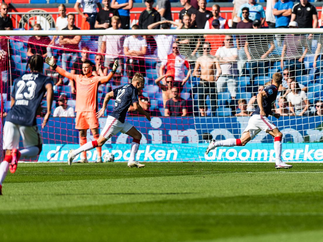 FC Twente komt op voorsprong in De Kuip.