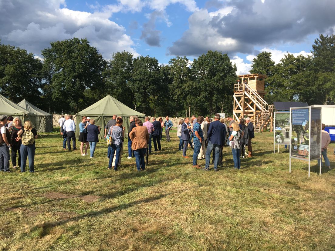De kunstenaars wonen een maand lang op het kamp (Rechten: Serge Vinkenvleugel/RTV Drenthe)