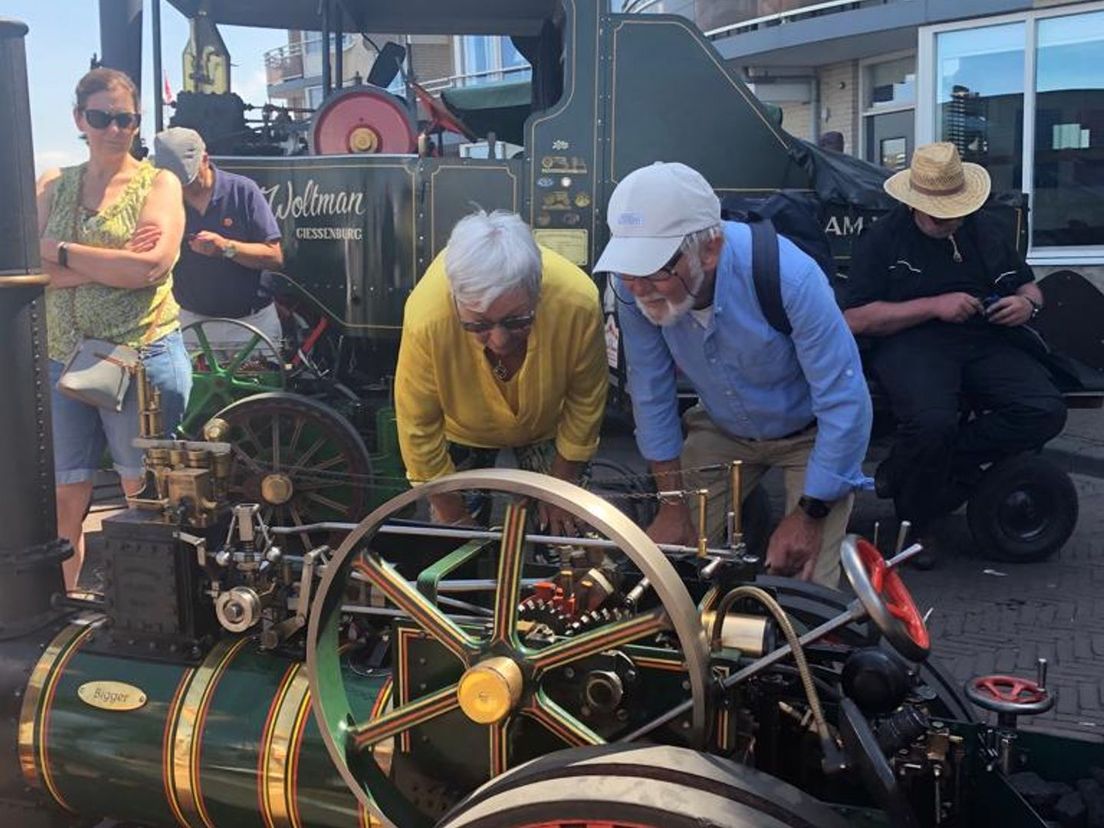 Historische voertuigen bekijken bij Dordt in Stoom 2022