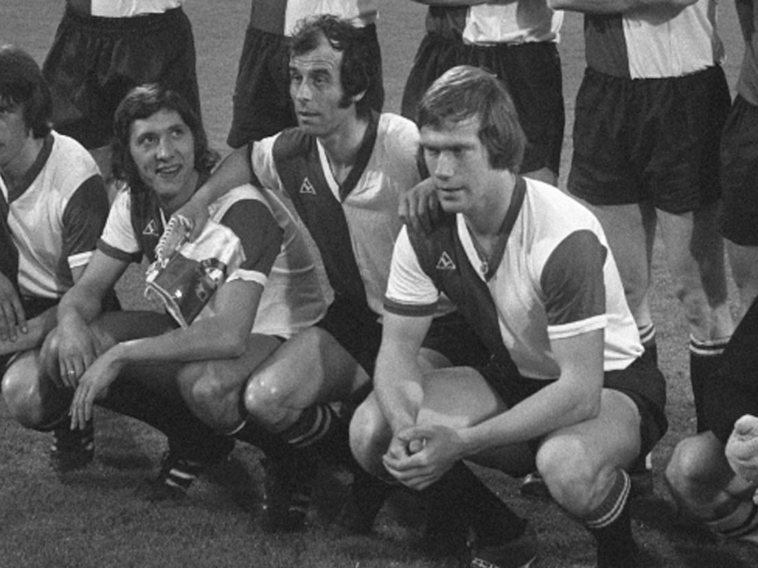 Atilla Ladinsky (2de van links) voor aanvang van de afscheidswedstrijd van Coen Moulijn in 1973. Naast hem Peter Ressel (l), Coen Moulijn, Henk Wery en Eddy Treijtel.