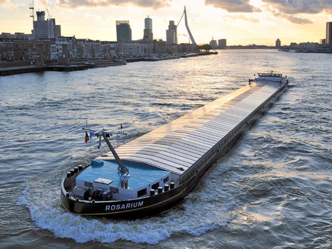 Archieffoto binnenvaartschip op de Nieuwe Maas