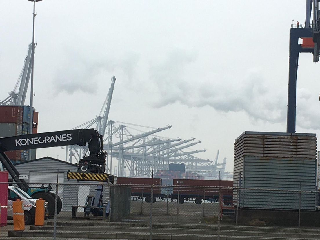 Rotterdamse haven brengt laatste groet aan overleden havenwerker