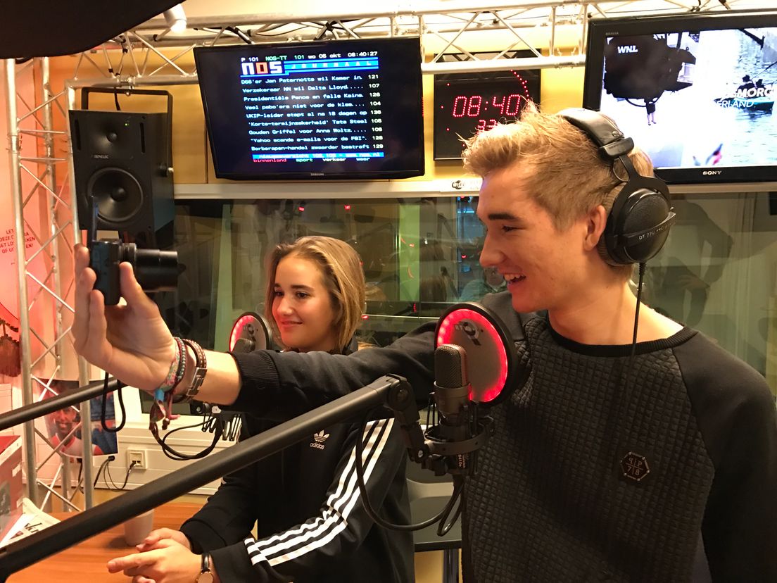 Gio en Melanie in de studio van Radio Rijnmond