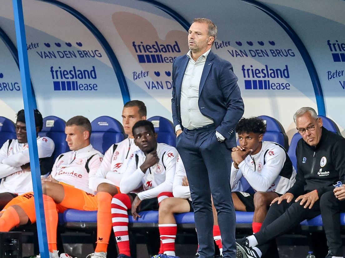 Maurice Steijn staat langs de kant te coachen bij sc Heerenveen-Sparta