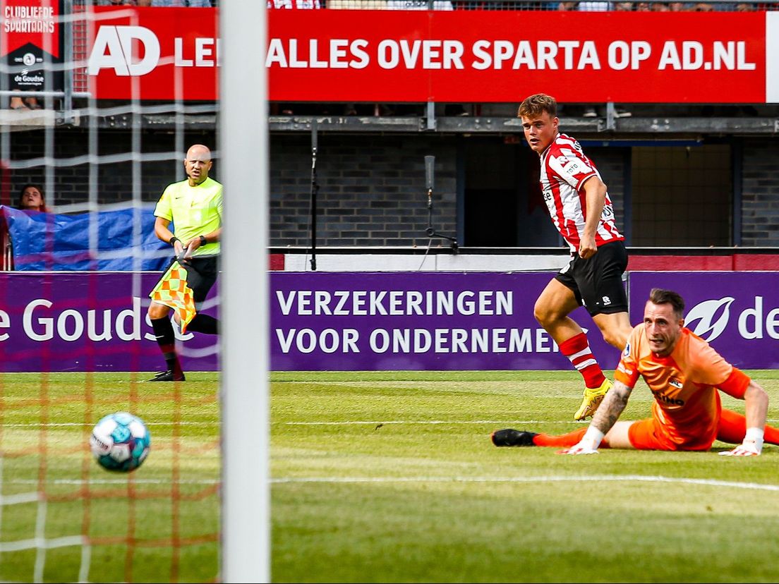 Vito van Crooij schiet voor Sparta al na acht seconden de 1-0 binnen tegen AZ