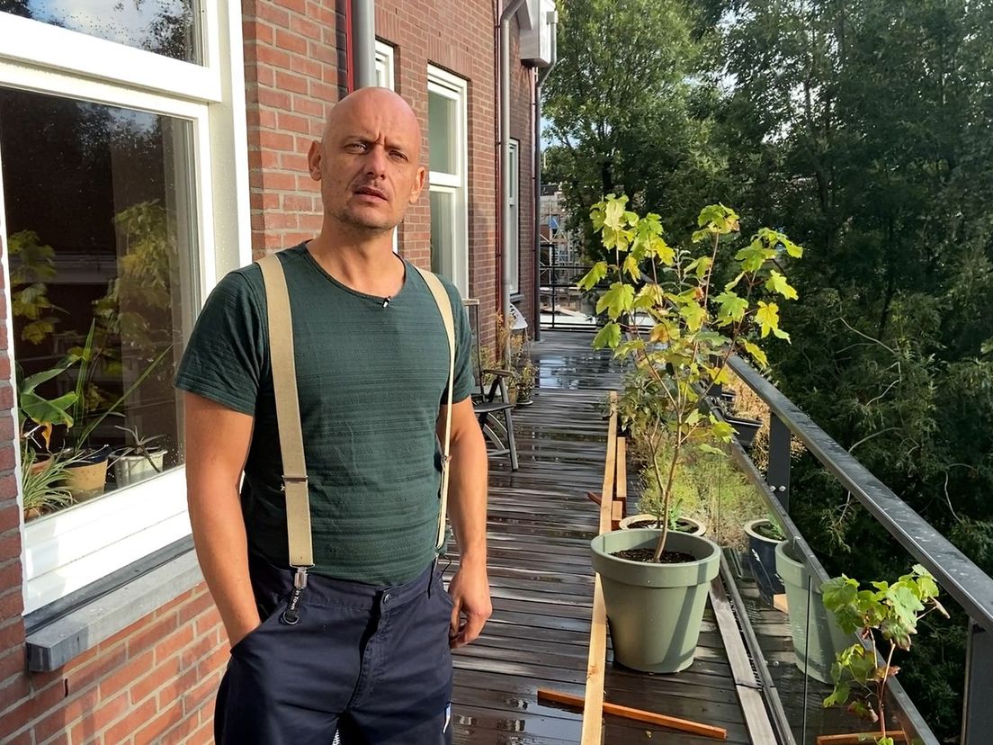 Bewoner Floris voor zijn huis