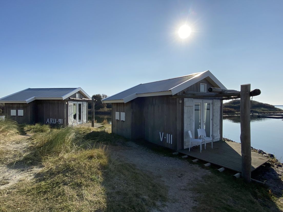Bij de vakantieparken op het eiland staan opeens veel huisjes leeg
