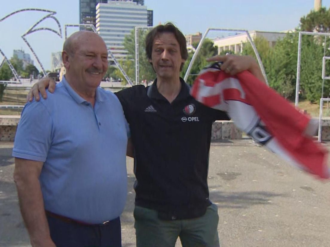 Een Feyenoord-supporter die met Artur Lekbello op de foto gaat