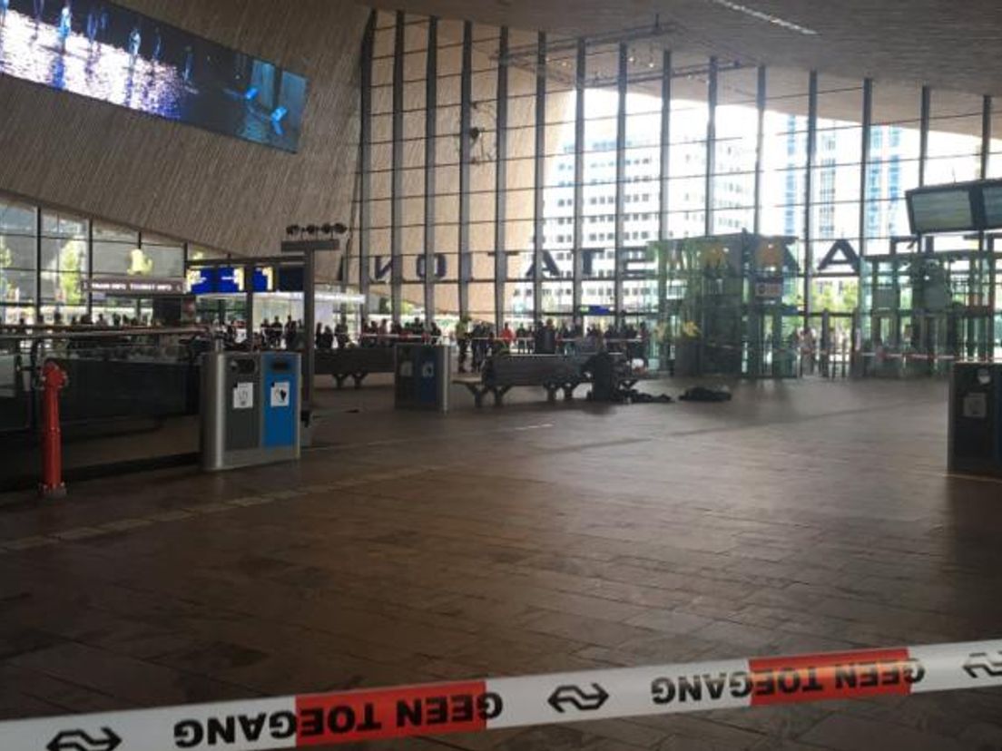 Politie-onderzoek op Rotterdam Centraal. Foto Vlinderscrime.nl via Twitter
