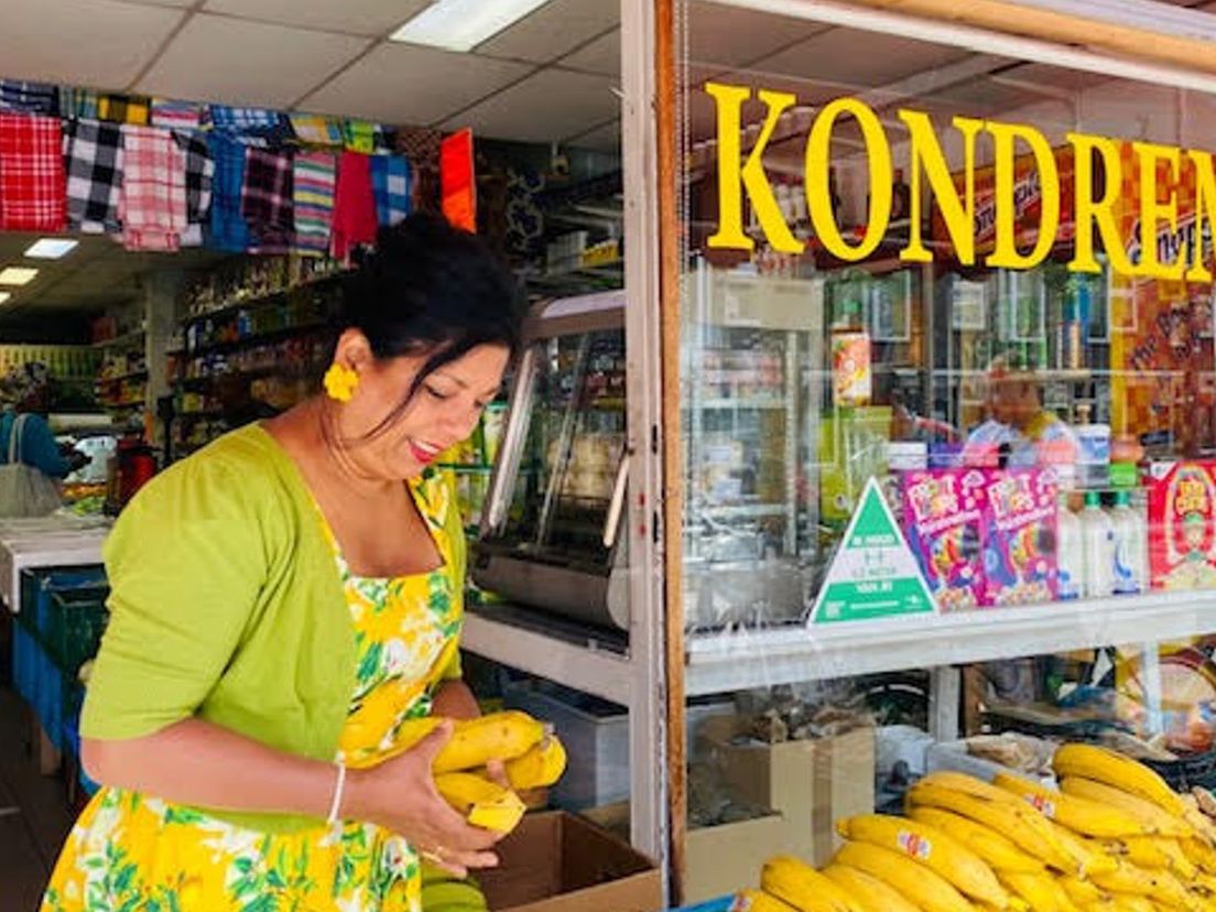 Sandra van Houwelingen voor de Surinaamse toko