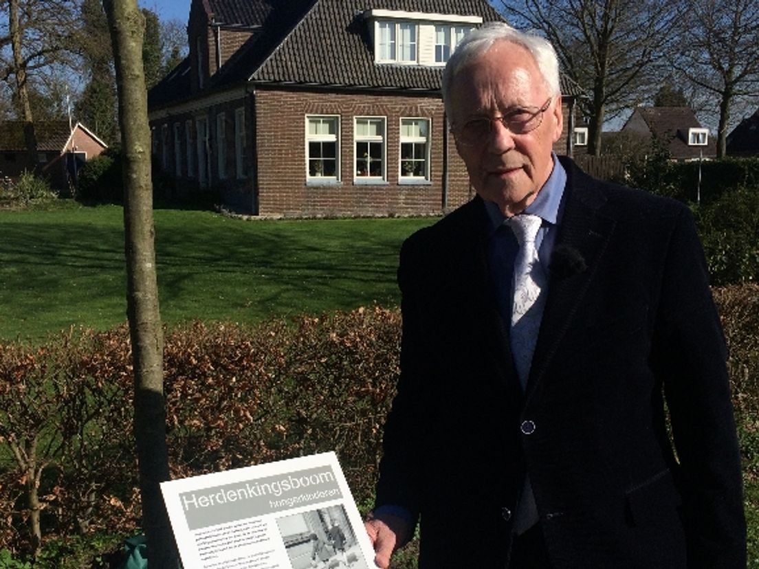 Overlevende Hongerwinter plant herdenkingsboom in Ruinen als bedankje RTV Drenthe Overlevende Hongerwinter plant herdenkingsboom in Ruinen als bedankje RTV Drenthe