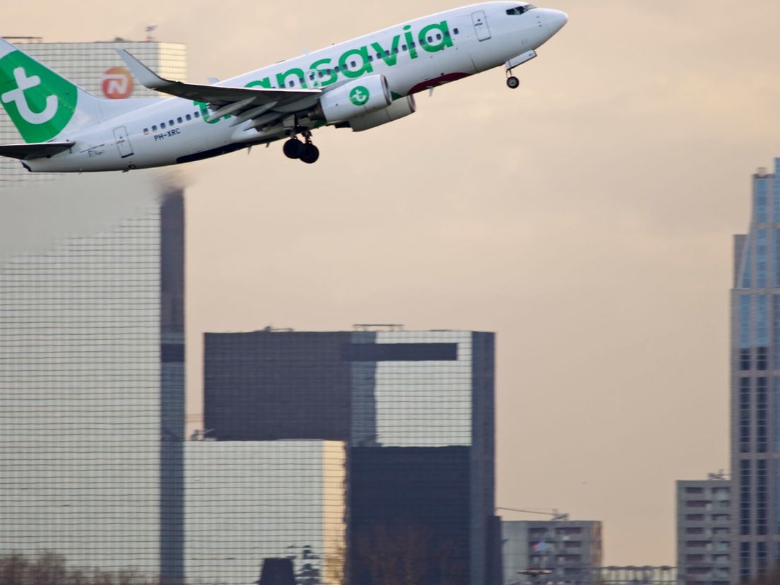 Vliegtuig stijgt op van RTHA