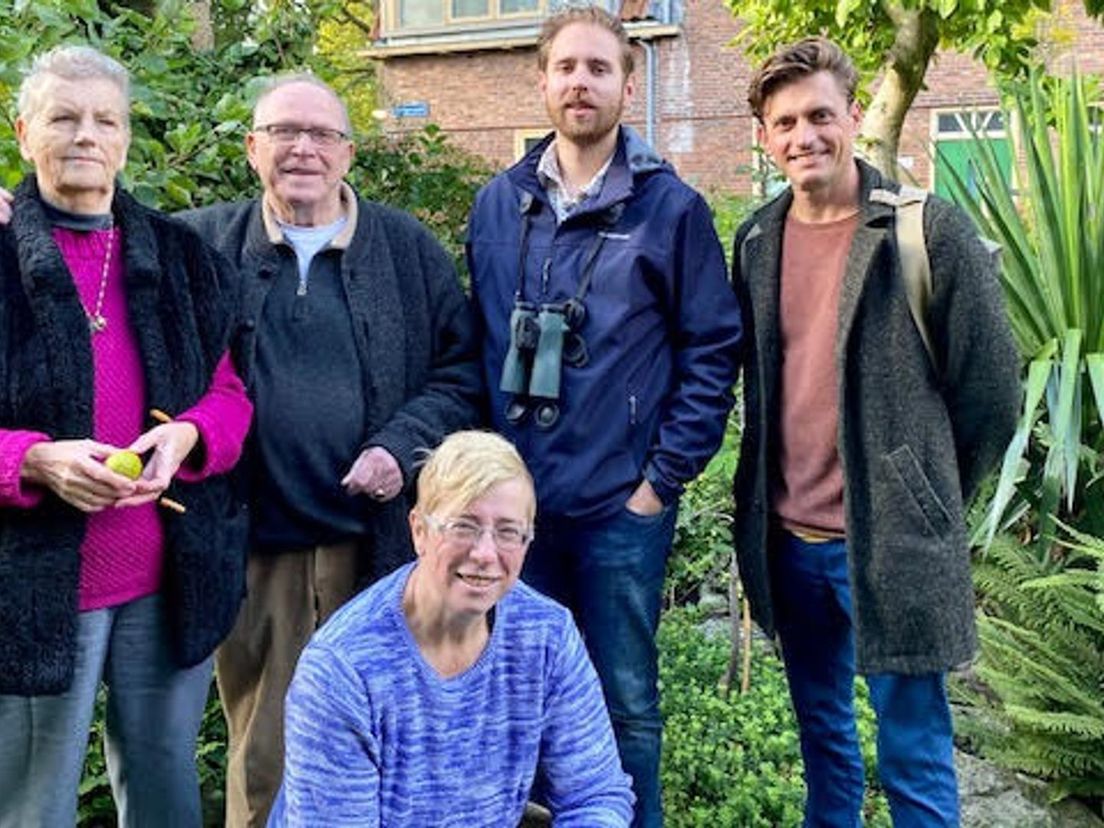In de egelvriendelijke tuin van Jopie en Ben met Ferry van Jaarsveld, Rik van der Linden en nichtje van Ben en Jopie(zittend)