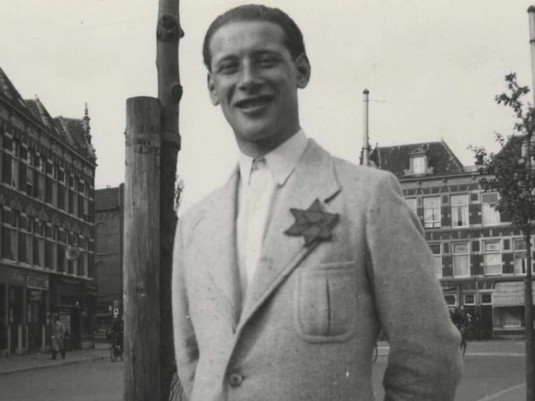 Man draagt met trots Jodenster. Bron: J.J. Duimel/Haags Gemeentearchief