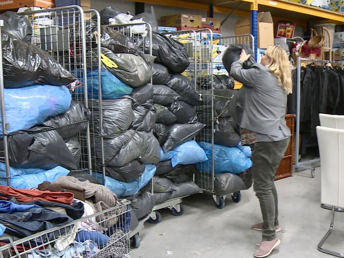 Saskia met alle kledingzakken