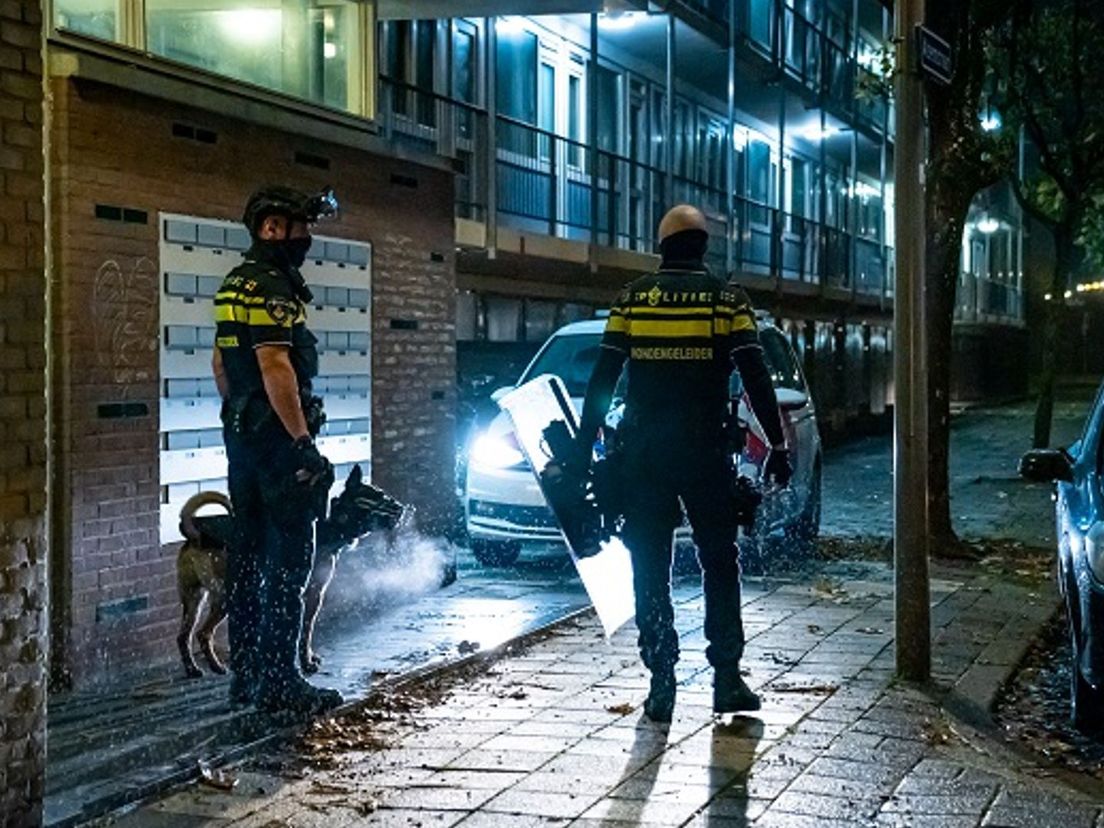 De politie kwam met een hond naar de straat