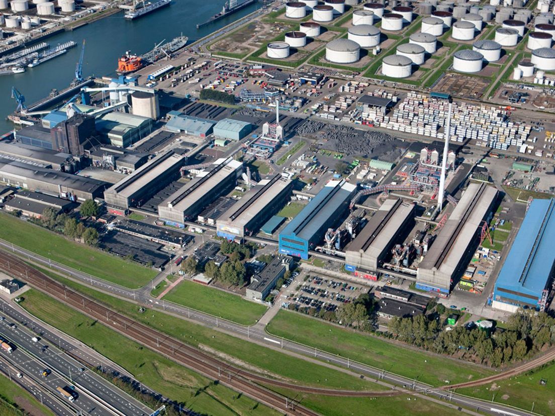 Luchtfoto Botlek, met op de voorgrond Aluchemie