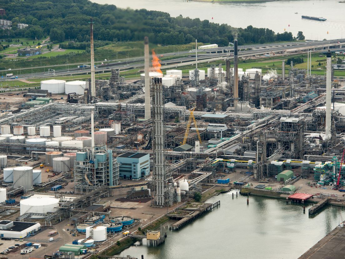 Fabriek Shell Pernis (Bron: ANP - Bram van de Biezen)