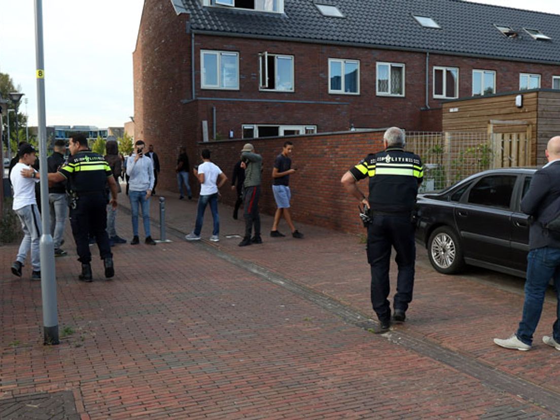 Agenten houden jongeren op afstand.