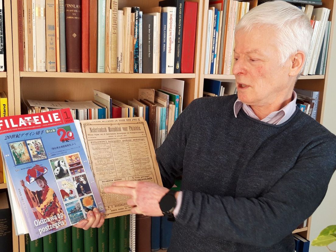 René Hillesum laat trots de eerste en de laatste versie van het maandblad voor postzegelverzamelaars zien
