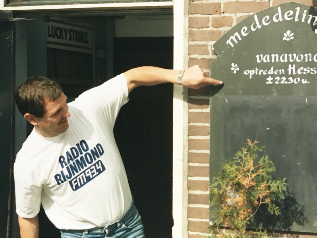 Hessel voor zijn café op Terschelling in 1991