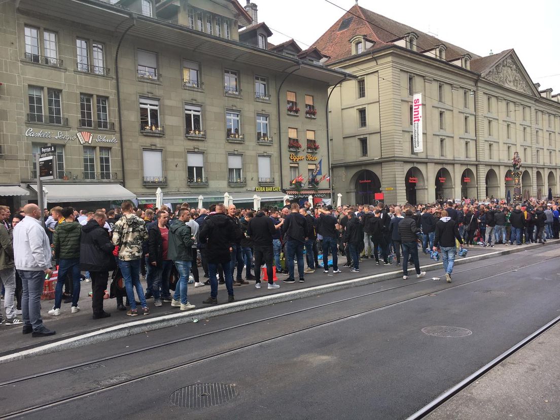 Feyenoord-fans hebben elkaar gevonden in het centrum van Bern