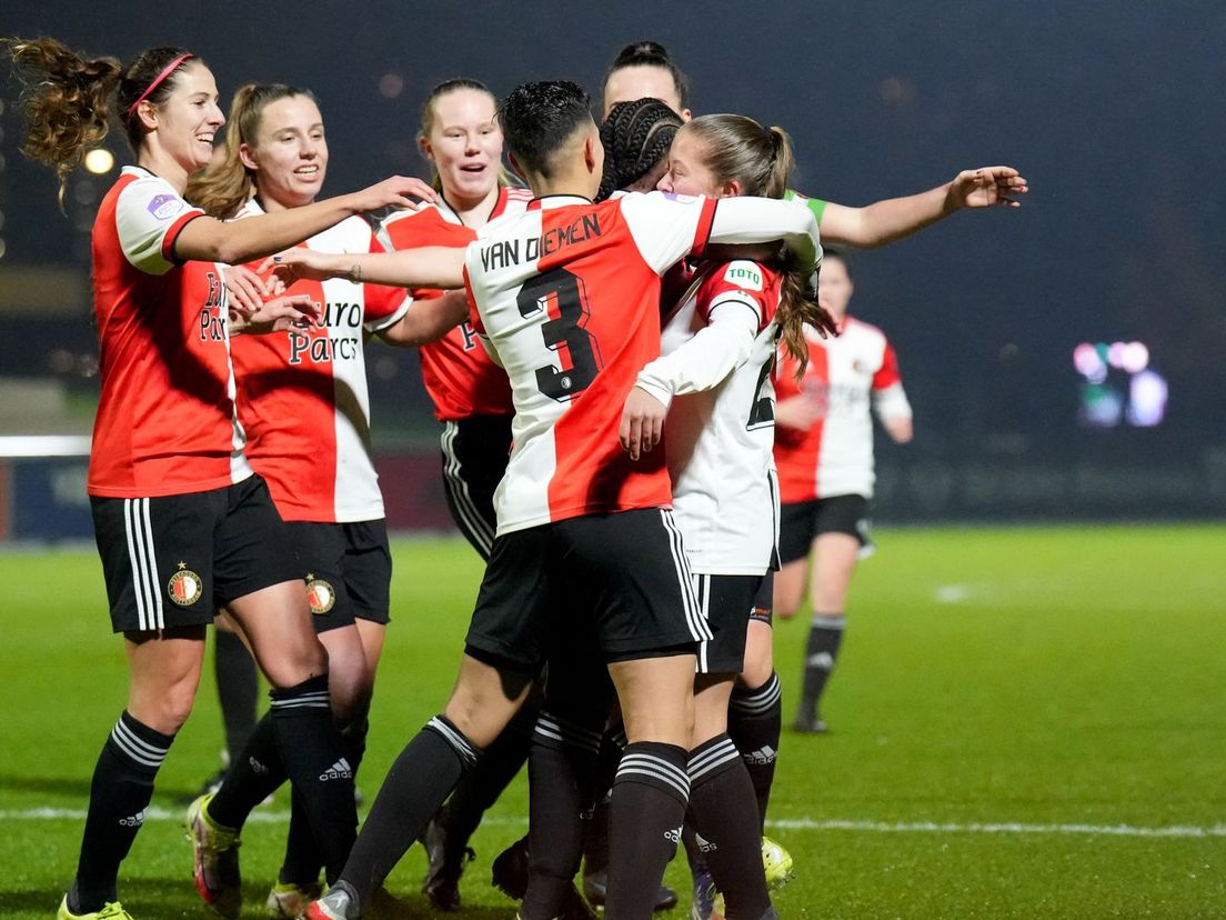 Feyenoord Vrouwen viert het doelpunt tegen PEC Zwolle