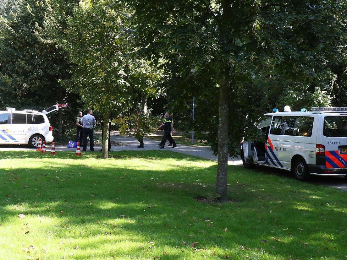 De politie doet onderzoek in het Sidelingepark (MediaTV)